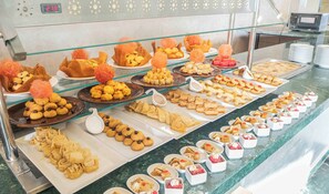 3 restaurantes; se sirven desayunos, almuerzos y cenas