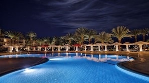 Outdoor pool, pool umbrellas, sun loungers - Amarina Abu Soma Resort & Aquapark (Safaga)
