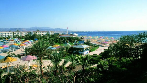 Private beach, sun loungers, beach umbrellas, beach towels - Amarina Abu Soma Resort & Aquapark (Safaga)