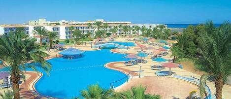 Utomhuspool, parasoller och solstolar