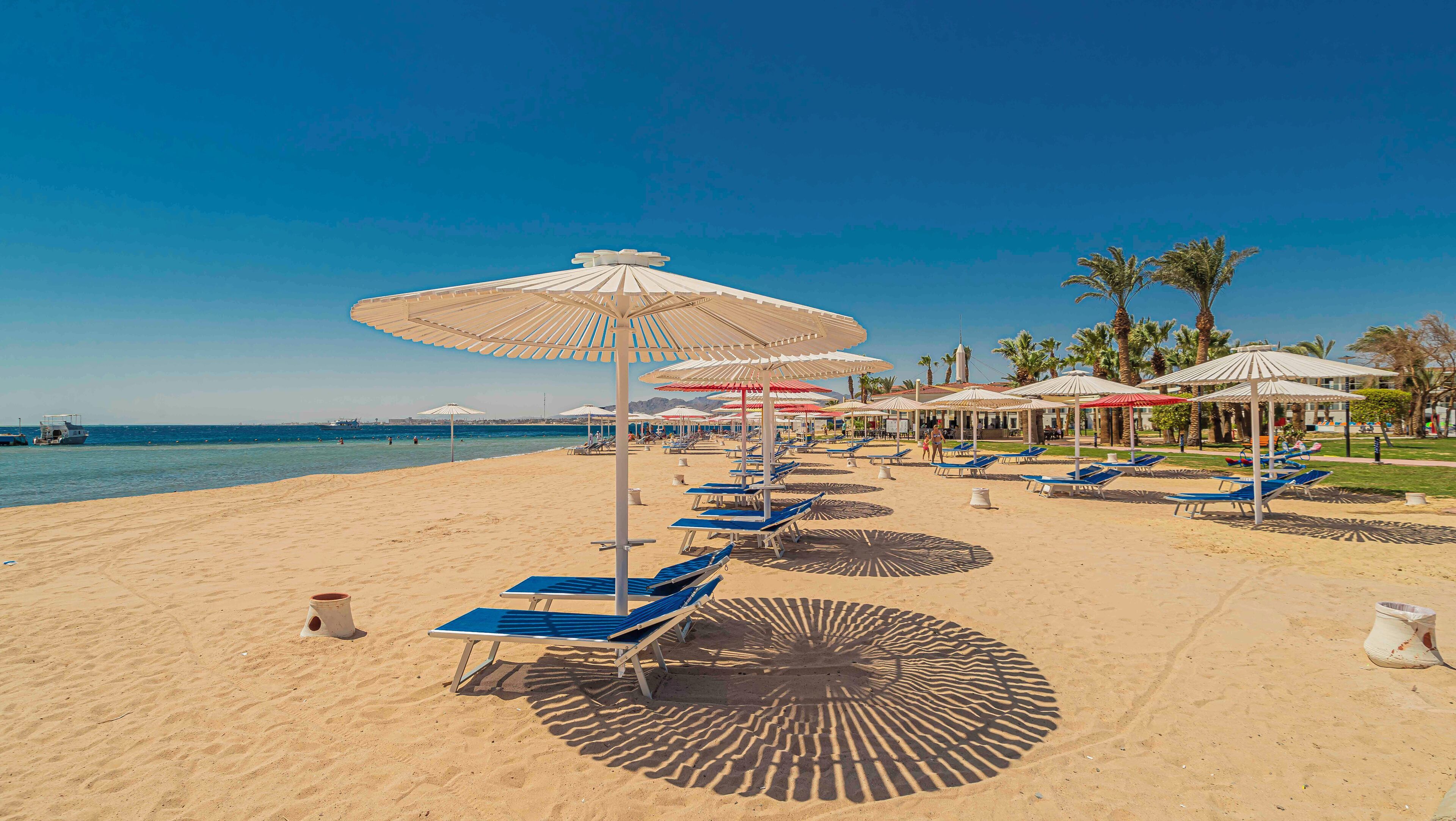 Privatstrand, Liegestühle, Sonnenschirme, Strandtücher