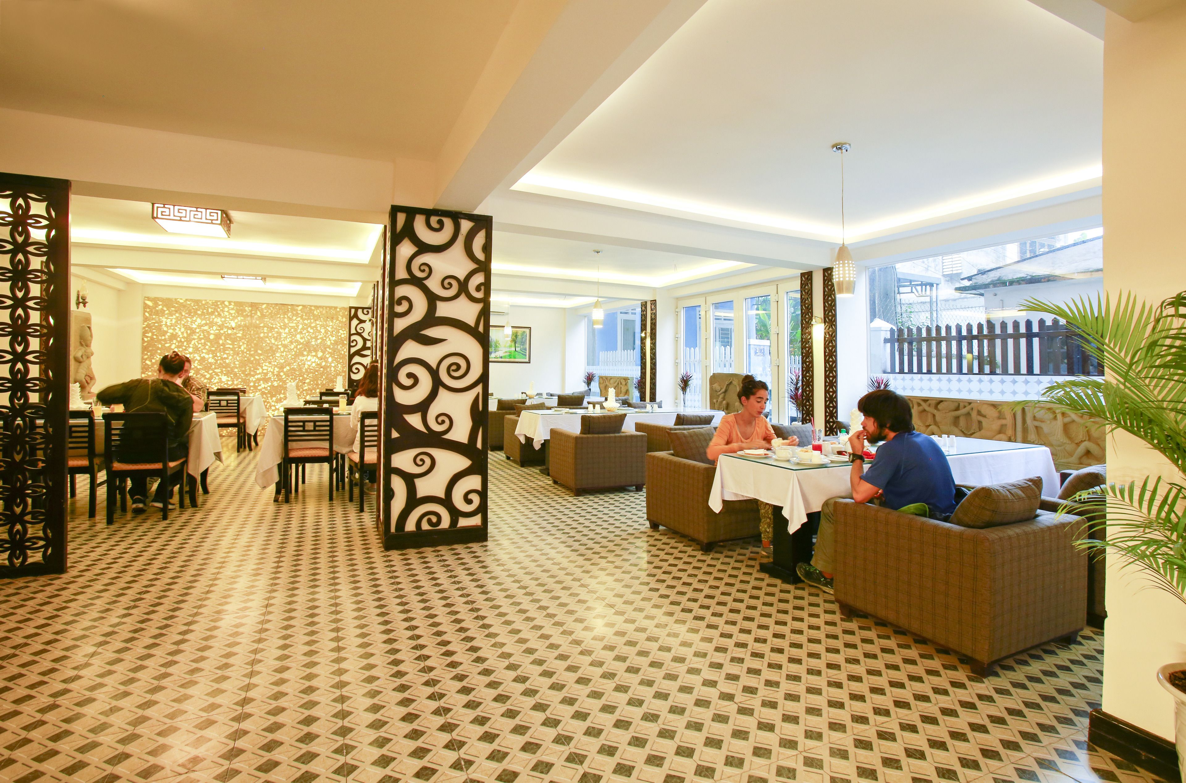 breakfast, lunch, dinner served; international cuisine