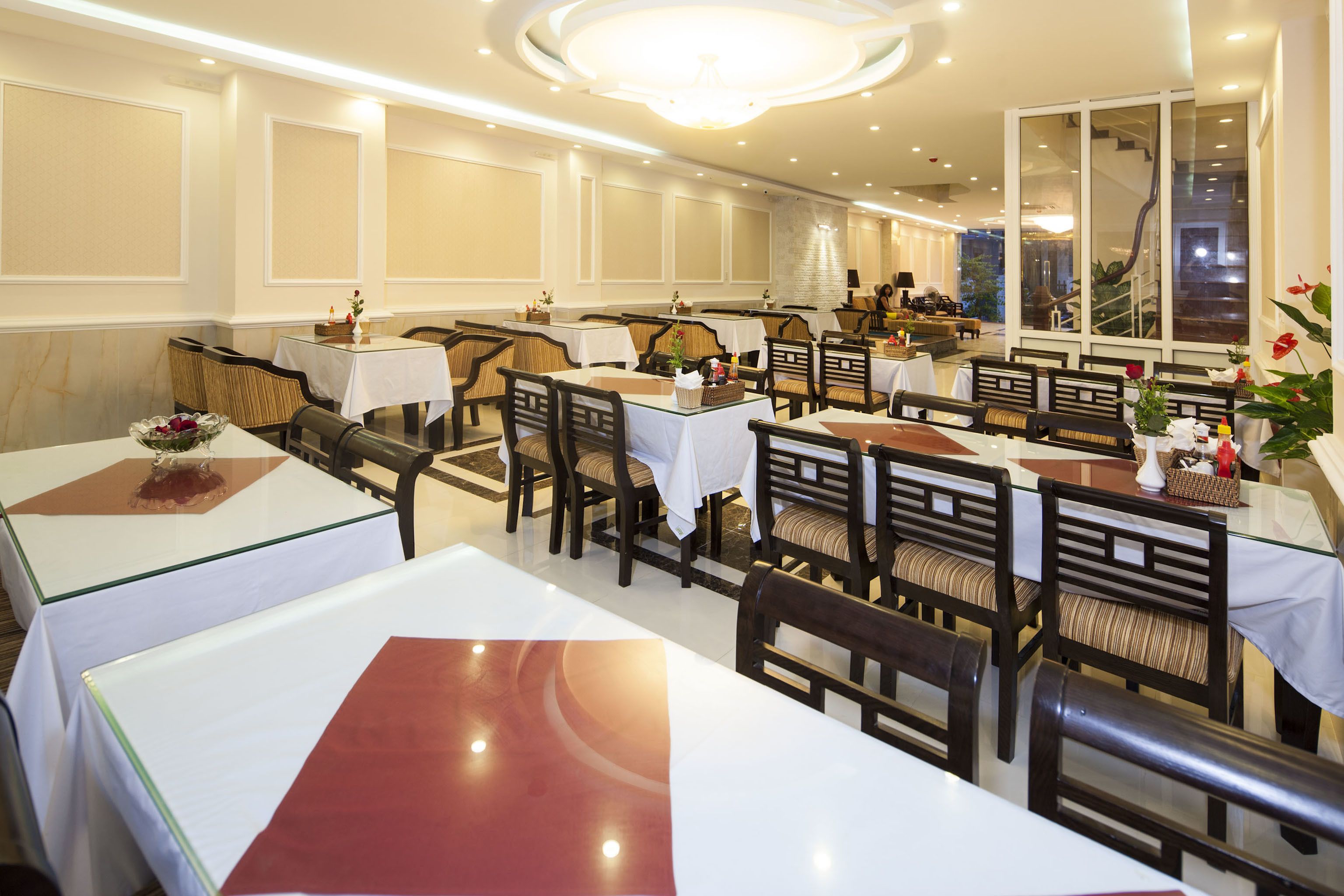 breakfast, lunch, dinner served; international cuisine