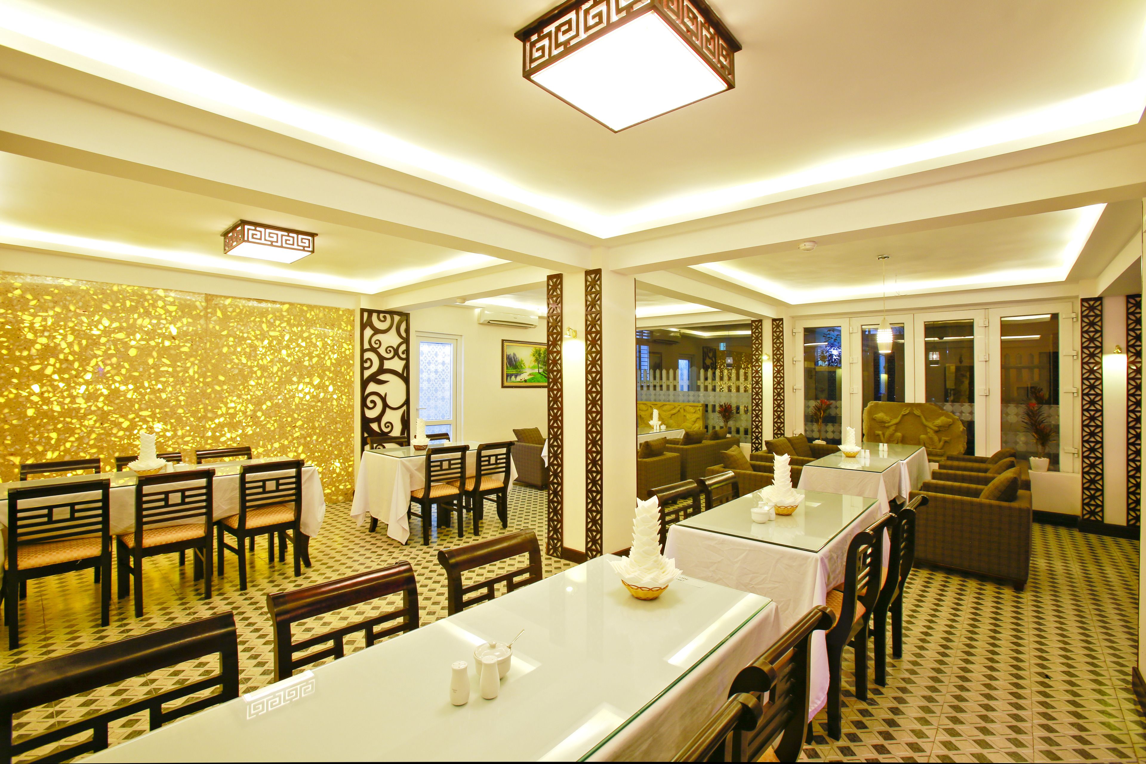 breakfast, lunch, dinner served; international cuisine