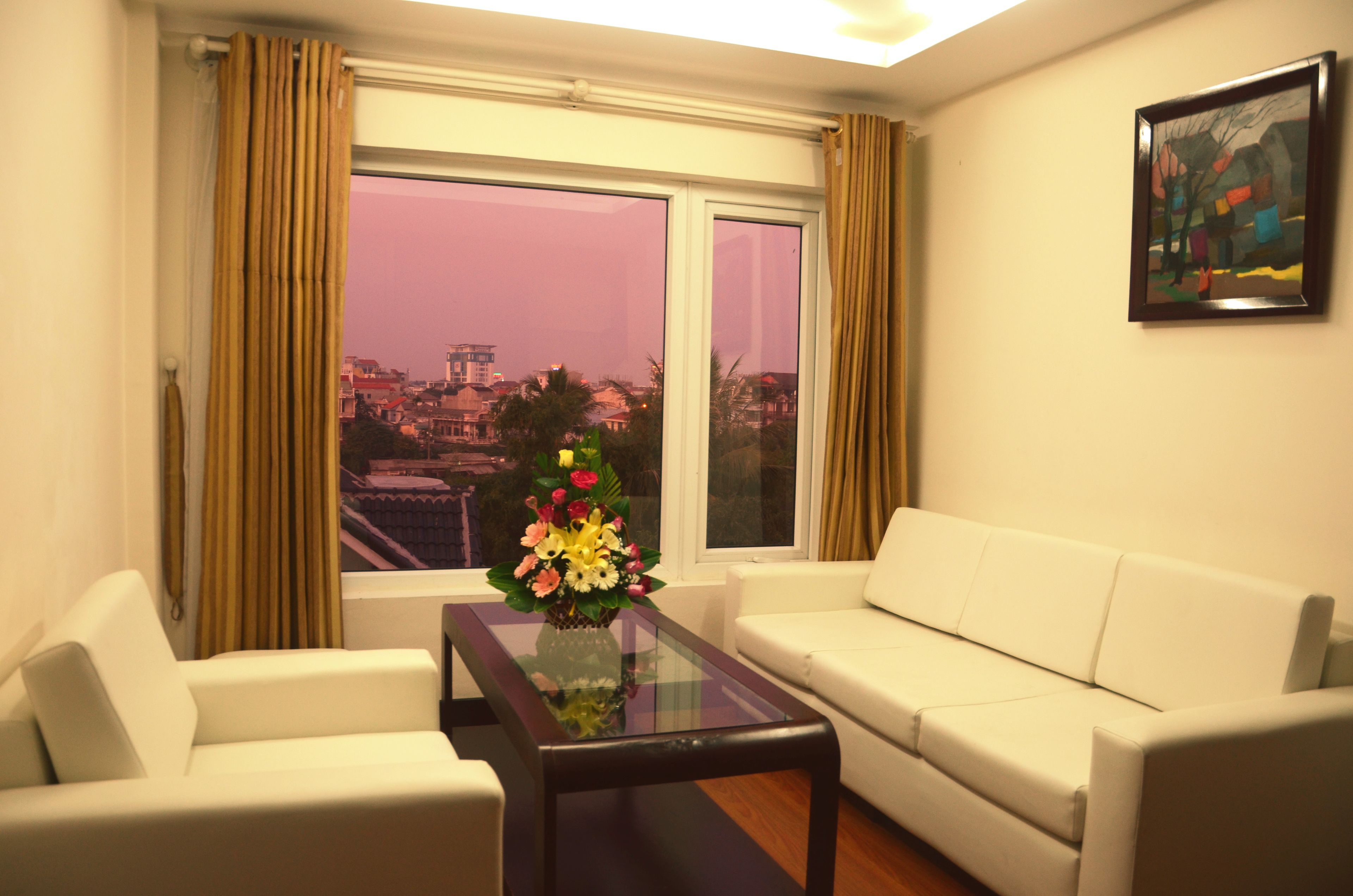 premier double room, 1 queen bed | living room | 32-inch flat-screen tv with cable channels, tv