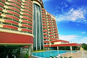 Outdoor pool - Planet Holiday Hotel & Residence (Batam)