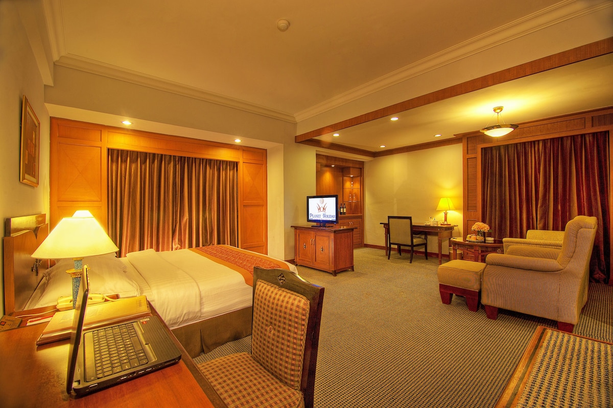 Premium bedding, in-room safe, desk, iron/ironing board (on request)