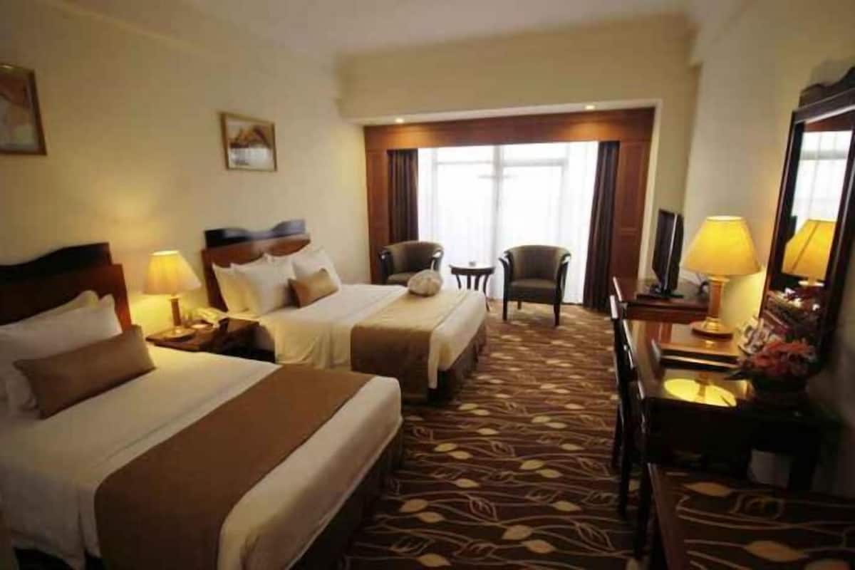 Premium bedding, in-room safe, desk, iron/ironing board