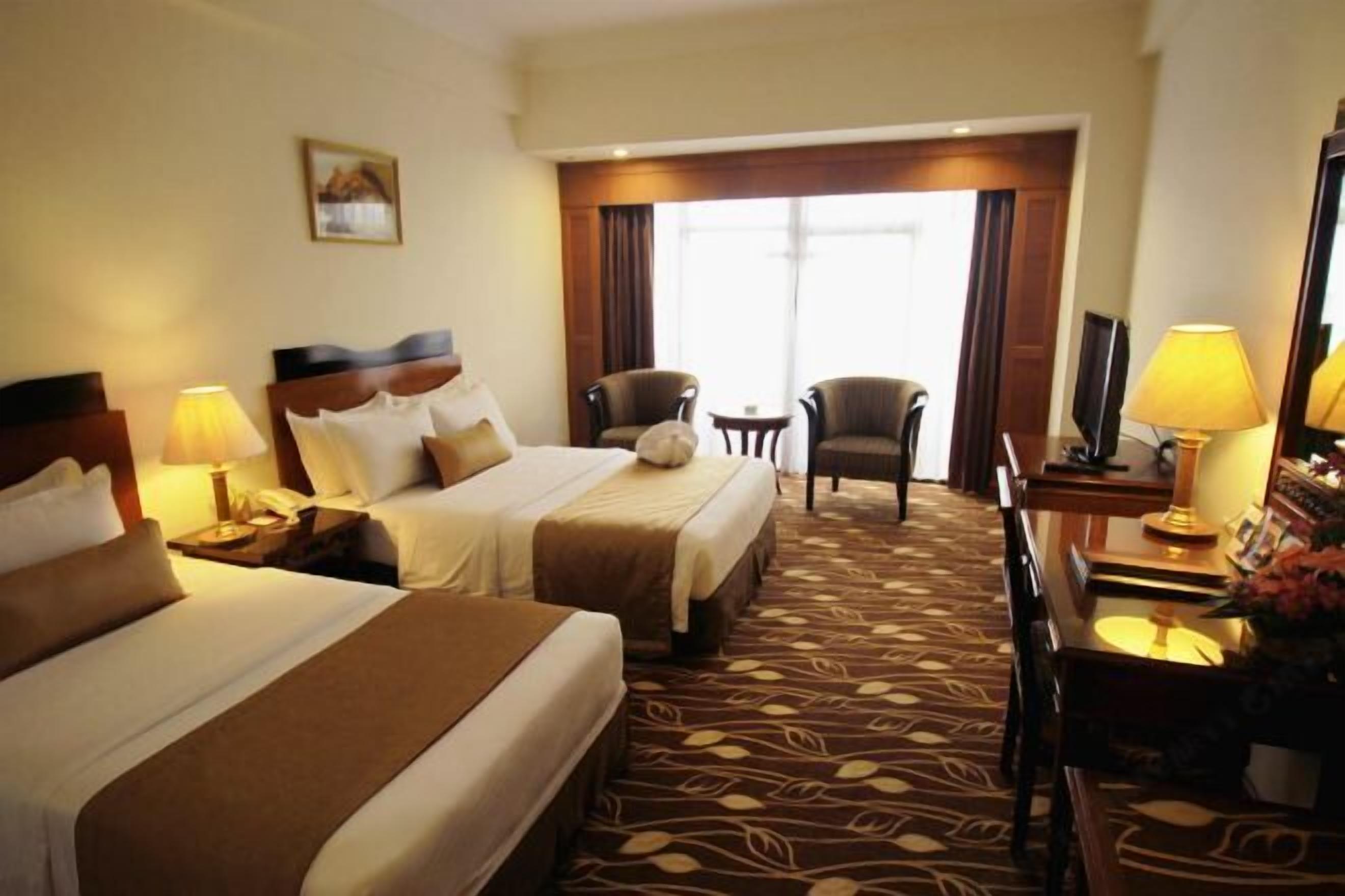 Premium bedding, in-room safe, desk, iron/ironing board