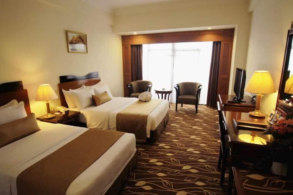 Premium bedding, in-room safe, desk, iron/ironing board