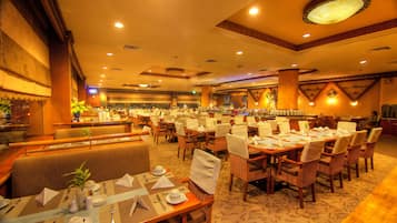 4 restauranter; serverer morgenmad, frokost og internationale retter