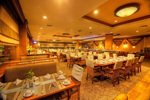 4 nhà hàng; phục vụ bữa sáng, bữa trưa và bữa tối