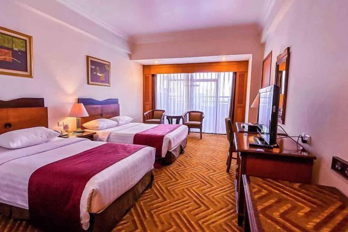 Premium bedding, in-room safe, desk, iron/ironing board