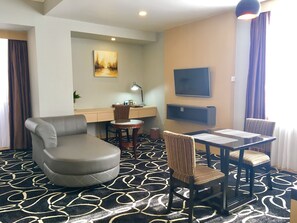 Ropa de cama de alta calidad y caja de seguridad en la habitación 