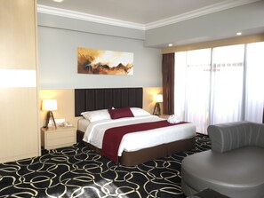 Ropa de cama de alta calidad y caja de seguridad en la habitación 