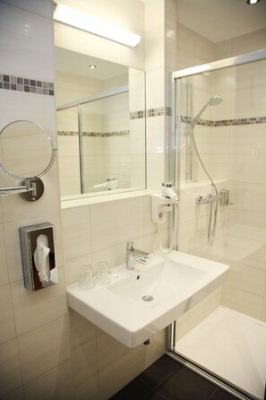 Shower, hair dryer, bathrobes, towels - Tinschert Hotel-Restaurant-Partyservice (Schwertberg)