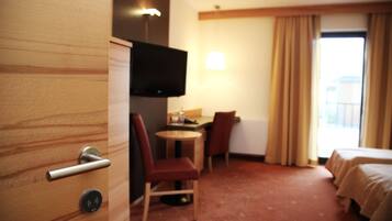 Doppel- oder Zweibettzimmer (Haupthaus) | Zimmersafe, Schreibtisch, laptopgeeigneter Arbeitsplatz