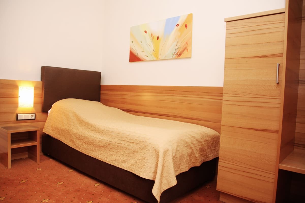 single room (haupthaus) | in-room safe, desk, laptop workspace, soundproofing