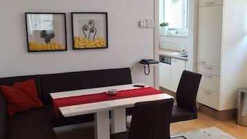 Apartment, 2 Schlafzimmer | Essbereich im Zimmer