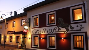 A building with a sign reading "Gasthof" and a horse decoration. - Tinschert Hotel-Restaurant-Partyservice (Schwertberg)