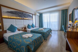 Minibar, escritorio y ropa de cama 