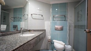 Regadera, amenidades de baño gratuitas, secadora de cabello, toallas 