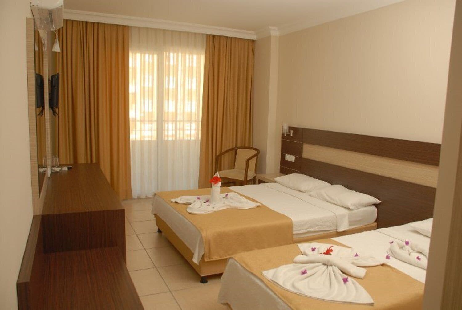 Minibar, bureau, draps fournis