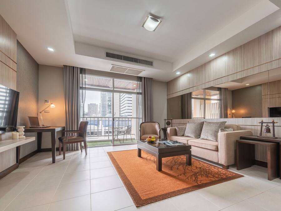 Executive Suite, 1 King Bed | Terrace/patio