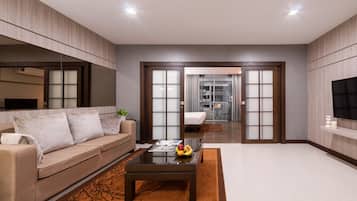 Deluxe Suite | Living area | 40-inch flat-screen TV with satellite channels, TV