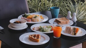 Sarapan masakan setempat setiap hari dengan biaya tambahan