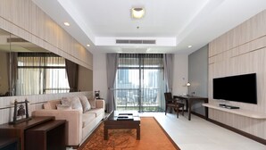 Suite Eksekutif, 1 Tempat Tidur King | Area keluarga | Televisi layar datar 40-inci dengan saluran TV satelit dan TV