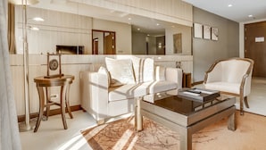 Suite Grand | Area keluarga | Televisi layar datar 40-inci dengan saluran TV satelit dan TV