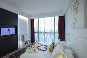 Deluxe Double Room | Peralatan tempat tidur premium, bar mini, meja