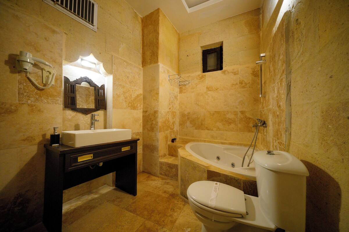 deluxe room (konak) | bathroom | bathtub, free toiletries, hair dryer, slippers