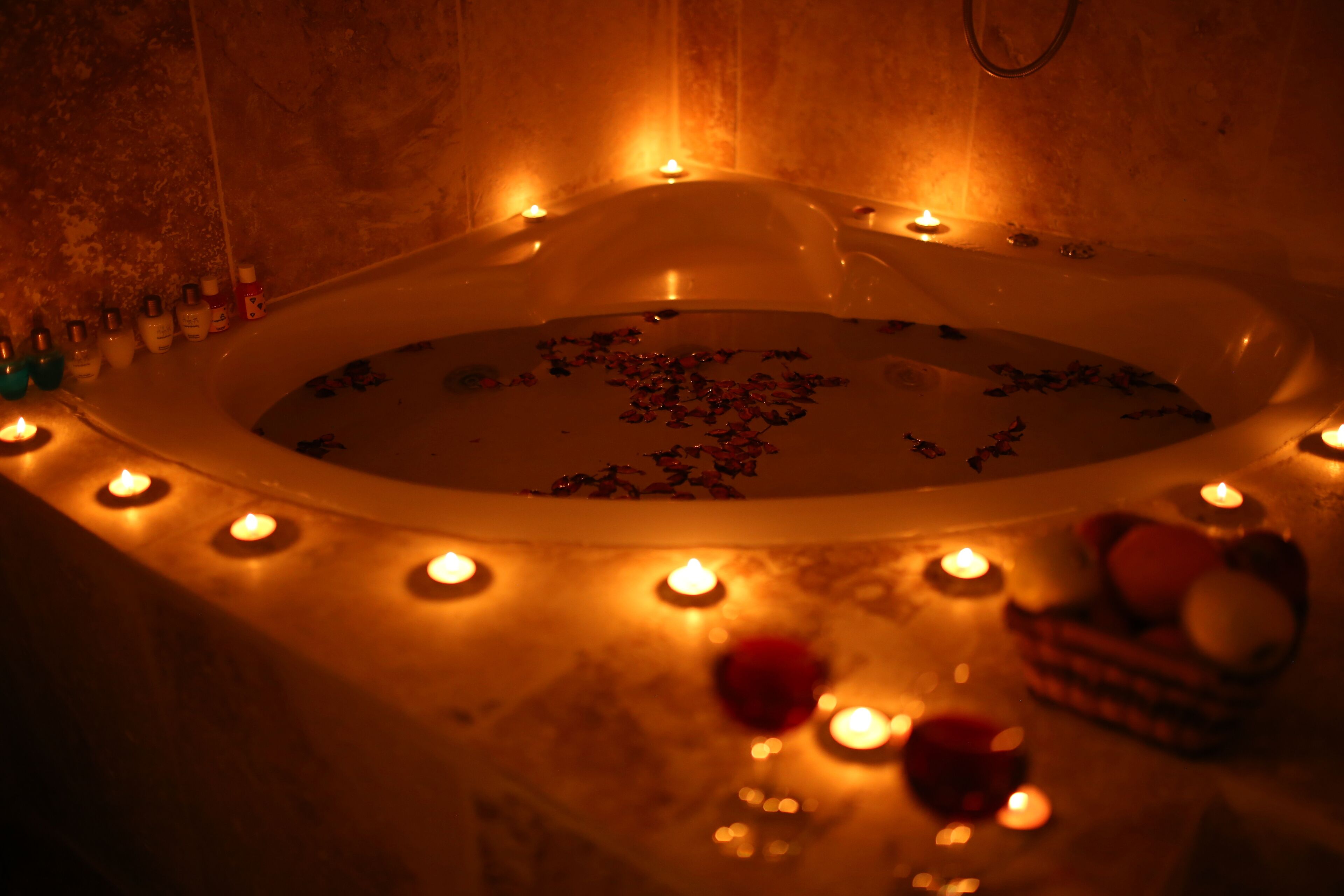 standard double room (kemerli) | bathroom | bathtub, free toiletries, hair dryer, slippers