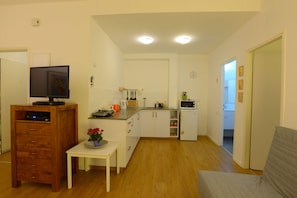 Appartement, 1 slaapkamer (Hatzmaot near the sea) | 1 slaapkamer, een kluis op de kamer, verduisterende gordijnen