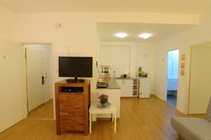 Appartement, 1 slaapkamer (Hatzmaot near the sea) | 1 slaapkamer, een kluis op de kamer, verduisterende gordijnen