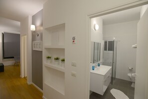 Leilighet, 1 soverom (Arlozerov near the beach) | 1 soverom, safe på rommet, blendingsgardiner og strykejern/-brett
