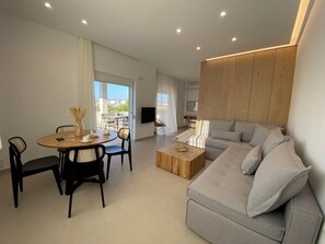 คอมฟอร์ทอพาร์ทเมนท์ | บริเวณนั่งเล่น | ทีวีจอแบน