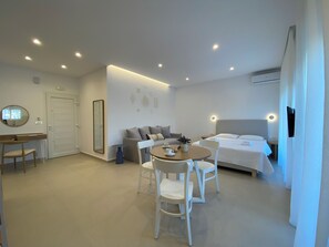 Comfort-studio | Tallelokero huoneessa, yksilöllisesti sisustettu