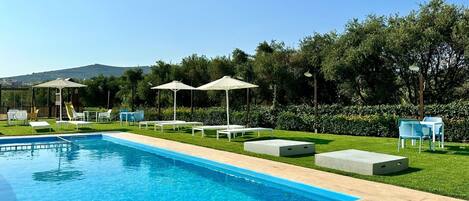 Außenpool (je nach Saison geöffnet), Liegestühle