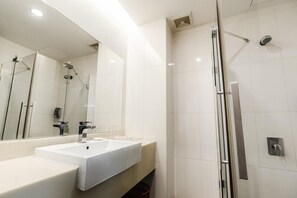 Superior Double or Twin Room | Bathroom | Shower, rainfall showerhead, free toiletries, hair dryer