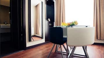 Habitación Deluxe (Super) | Escritorio, cortinas blackout y insonorización