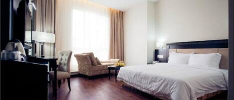 Executive-rum | Skrivbord, mörkläggningsgardiner, ljudisolering och strykjärn/strykbräda