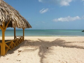 Nära stranden och vit sandstrand