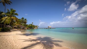 Una playa cerca, arena blanca