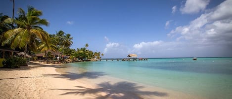Ubicación cercana a la playa y arena blanca