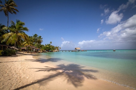 Una playa cerca, arena blanca