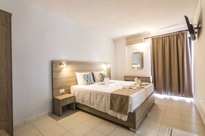 Kamar Double atau Twin Deluks, pemandangan kolam renang | 3 kamar tidur, setrika/meja setrika, Wi-Fi gratis, dan seprai linen