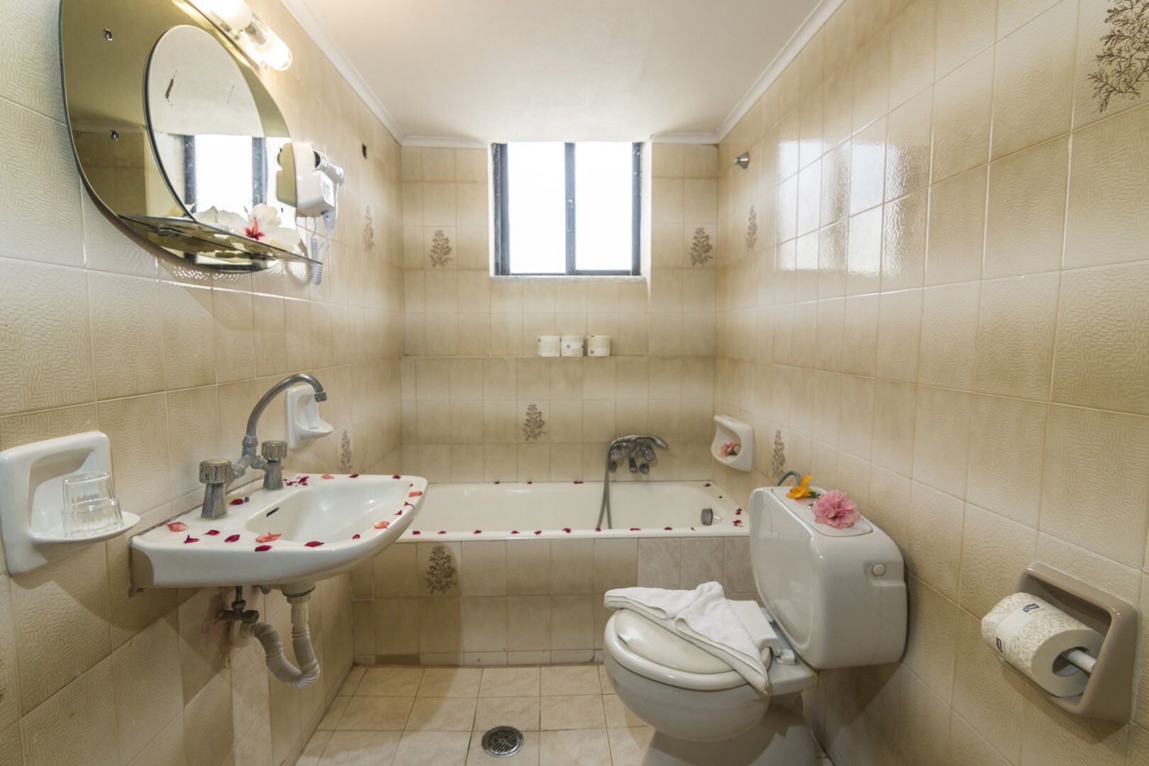 family deluxe quadruple room, 2 bedrooms | bathroom | shower, hair dryer, towels